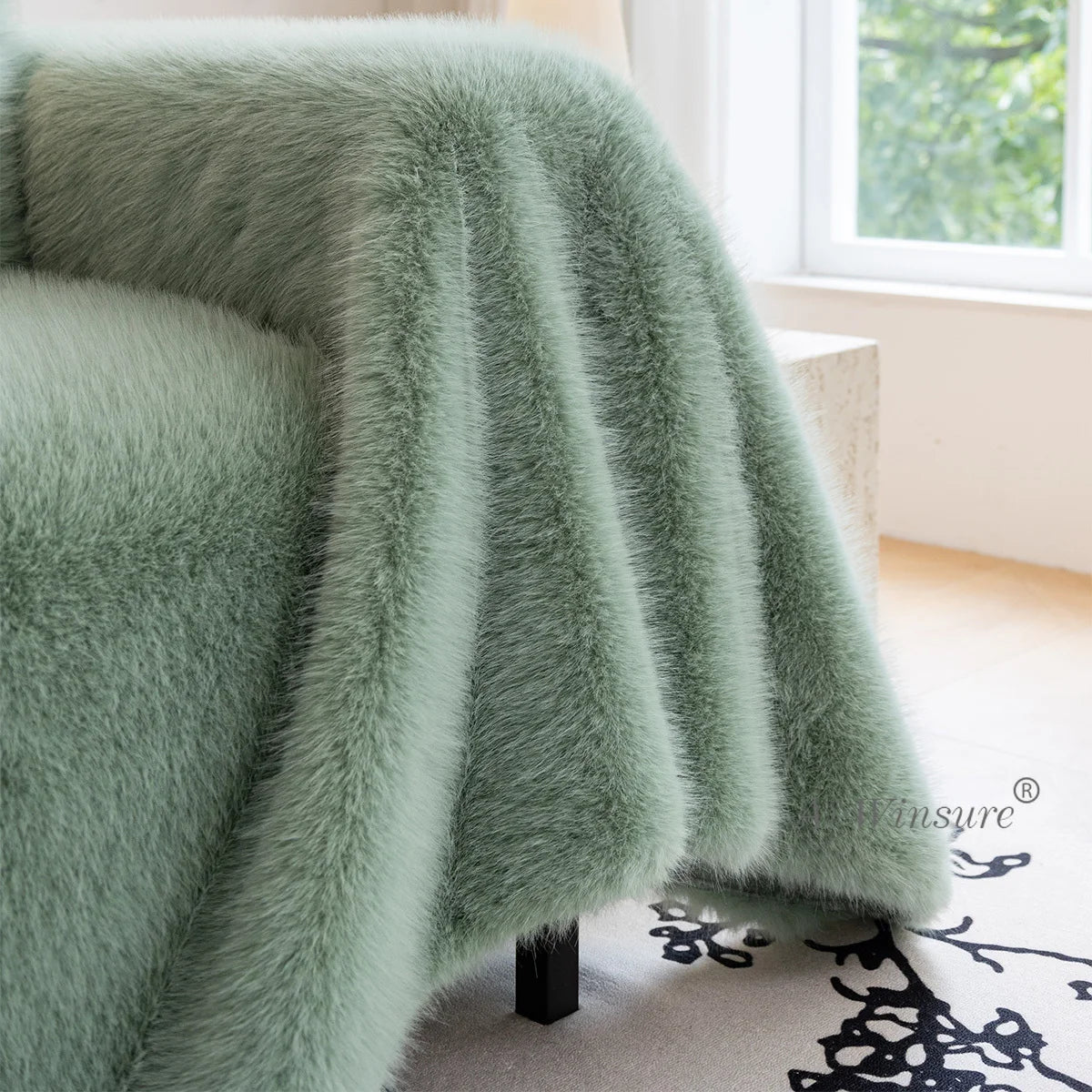 accoudoir recouvert par un jeté de canapé fourrure