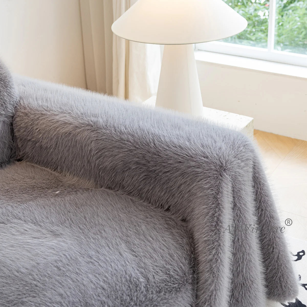 accoudoirs recouvert par un jeté de canapé en fourrure